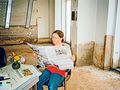 Verdiente Ruhepause im leeren Geschäft